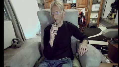 Snapshot of 00jeff31 chatting on October 8, 8:09 am jeff online show from October 8, 8:09 am