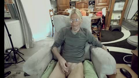 Snapshot of 00jeff31 chatting on October 16, 1:44 pm jeff online show from October 16, 1:44 pm