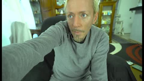 Snapshot of 00jeff31 chatting on January 1, 12:44 pm jeff online show from January 1, 12:44 pm