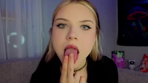 Mia online show from March 6, 1:54 pm