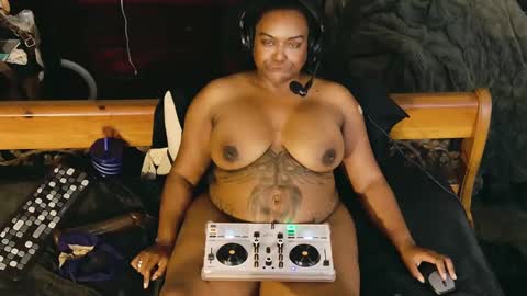 Snapshot of 1lookurhooked chatting on February 27, 1:17 pm Lillycakes online show from February 27, 1:17 pm