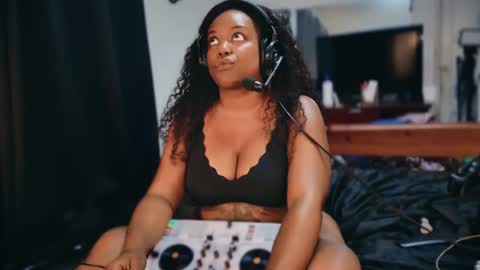 Snapshot of 1lookurhooked chatting on September 14, 2:25 am Lillycakes online show from September 14, 2:25 am