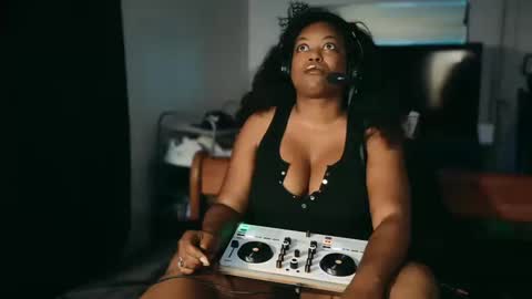 Snapshot of 1lookurhooked chatting on October 10, 5:24 am Lillycakes online show from October 10, 5:24 am