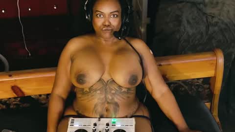 Snapshot of 1lookurhooked chatting on February 27, 3:51 am Lillycakes online show from February 27, 3:51 am