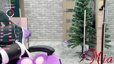 Mia my pvt is open and lovense is active online show from December 16, 12:49 pm