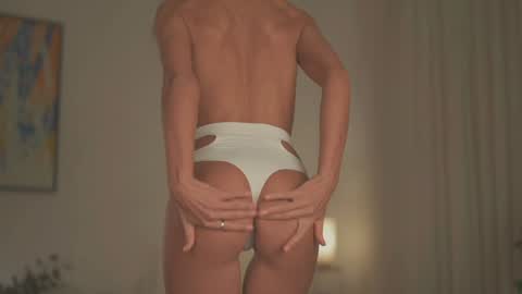 Snapshot of _2strangers chatting on October 9, 3:56 am Olivia dark hair  Zoe light hair online show from October 9, 3:56 am