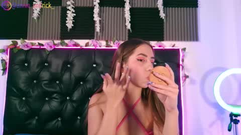 Annie Andrick online show from March 3, 1:18 pm