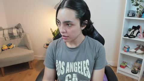 Snapshot of _bellaevans_ chatting on February 13, 5:37 am Bella Evans online show from February 13, 5:37 am