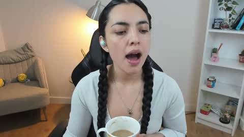Snapshot of _bellaevans_ chatting on March 1, 5:31 am Bella Evans online show from March 1, 5:31 am