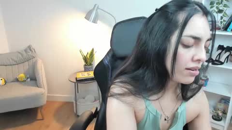 Snapshot of _bellaevans_ chatting on March 3, 5:42 am Bella Evans online show from March 3, 5:42 am