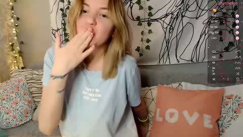 Snapshot of _blonde_barbie_ chatting on October 12, 7:23 am Elizabeth online show from October 12, 7:23 am