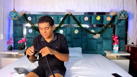 _bonnyandclyde online show from December 19, 12:00 pm