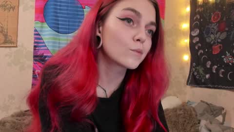 Caroline online show from December 8, 1:58 pm