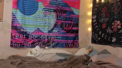 Caroline online show from December 3, 2:11 pm