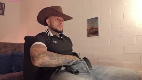 Snapshot of _emilio_escobar chatting on October 4, 9:51 am Emilio online show from October 4, 9:51 am