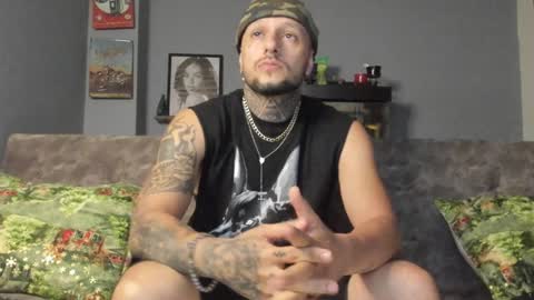 Snapshot of _emilio_escobar chatting on January 4, 10:49 am Emilio online show from January 4, 10:49 am