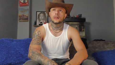Snapshot of _emilio_escobar chatting on January 21, 10:41 am Emilio online show from January 21, 10:41 am