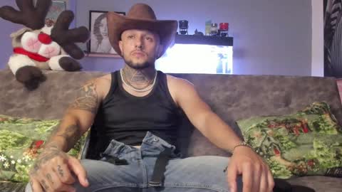 Snapshot of _emilio_escobar chatting on December 16, 11:39 pm Emilio online show from December 16, 11:39 pm