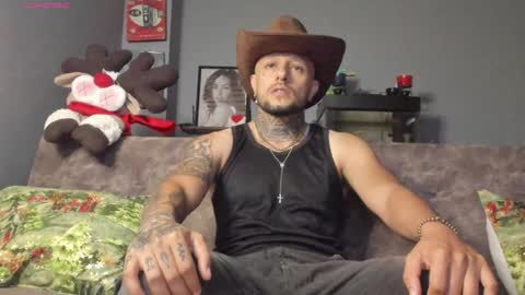 Snapshot of _emilio_escobar chatting on December 30, 10:32 am Emilio online show from December 30, 10:32 am