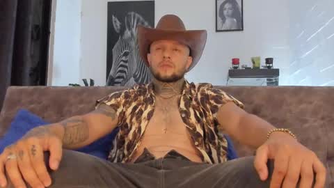 Snapshot of _emilio_escobar chatting on February 11, 1:52 am Emilio online show from February 11, 1:52 am