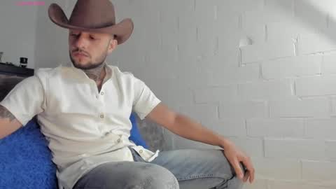Snapshot of _emilio_escobar chatting on March 5, 10:00 am Emilio online show from March 5, 10:00 am