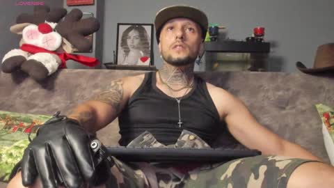 Snapshot of _emilio_escobar chatting on December 30, 1:36 pm Emilio online show from December 30, 1:36 pm