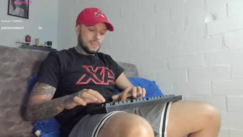 Snapshot of _emilio_escobar chatting on March 4, 10:02 am Emilio online show from March 4, 10:02 am