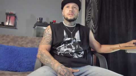 Snapshot of _emilio_escobar chatting on December 5, 9:55 am Emilio online show from December 5, 9:55 am