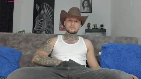 Snapshot of _emilio_escobar chatting on February 22, 10:18 am Emilio online show from February 22, 10:18 am