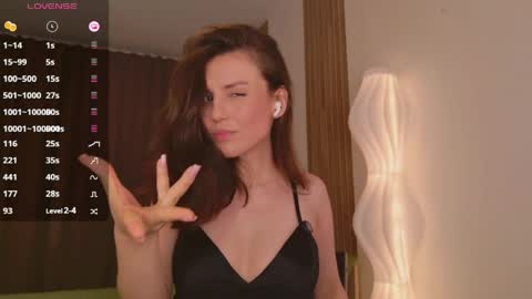 _esmeraldiyaa_ online show from April 12, 6:01 pm