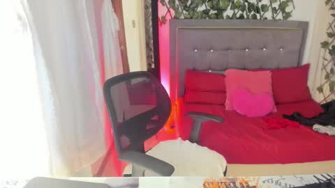 Ivone online show from October 25, 1:50 am