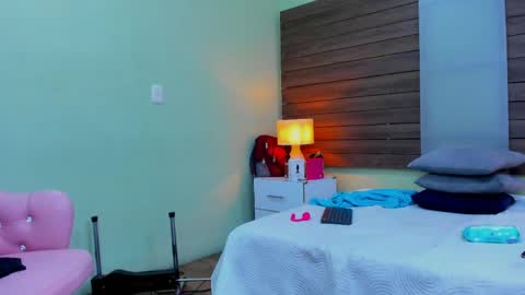 JADE  online show from April 8, 12:52 pm