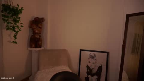 Snapshot of _lady_di chatting on October 18, 3:33 am Not on OF Some stuff for sale online show from October 18, 3:33 am