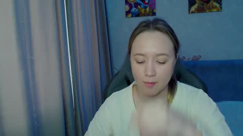 _lalune_ online show from February 4, 5:10 am