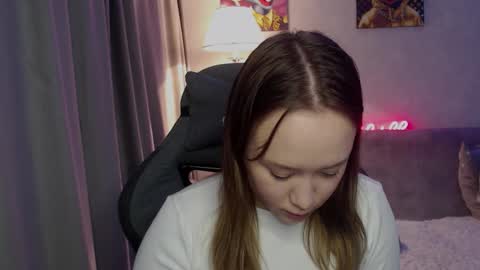 _lalune_ online show from October 17, 6:06 am