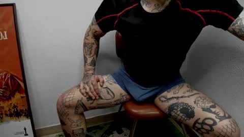 Snapshot of _layne chatting on October 10, 10:32 am Layne online show from October 10, 10:32 am