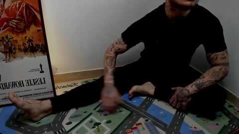 Snapshot of _layne chatting on October 6, 8:43 am Layne online show from October 6, 8:43 am