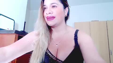 _lunagold_ online show from March 30, 5:24 pm