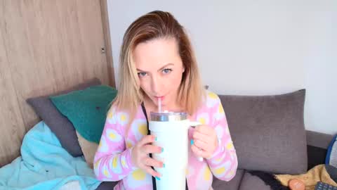 Lady Chanel online show from November 19, 3:44 pm