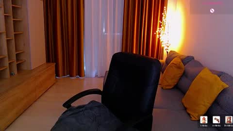 Mia online show from March 4, 7:27 am