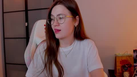 Snapshot of _nemalkovamia chatting on January 18, 3:31 am Mia with a big heart online show from January 18, 3:31 am