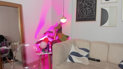 _nicoletteshea_ online show from March 31, 10:43 pm