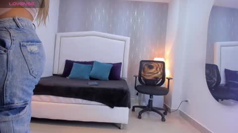 Snapshot of _peach1_ chatting on September 23, 2:11 pm peach1 online show from September 23, 2:11 pm
