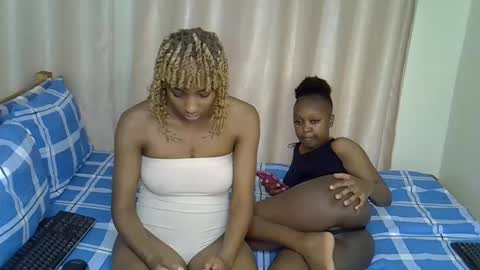 Snapshot of _sweetums chatting on October 3, 12:42 am Rosy  Steph online show from October 3, 12:42 am