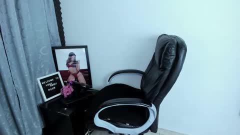 Vicky online show from December 4, 8:30 pm