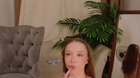 Snapshot of _violet_mills_ chatting on January 19, 11:10 pm Violet online show from January 19, 11:10 pm