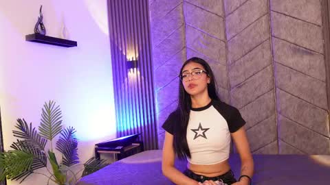 _viollettenoir_ online show from April 13, 9:30 pm