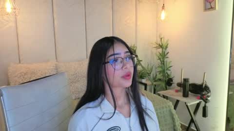 _viollettenoir_ online show from April 1, 8:17 pm