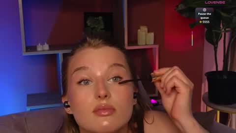 _watchmesmile_ online show from May 26, 5:24 am