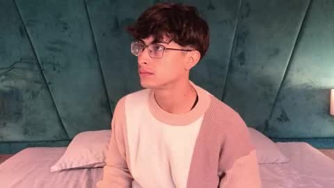 Aaron Ezequiel online show from April 14, 12:30 pm